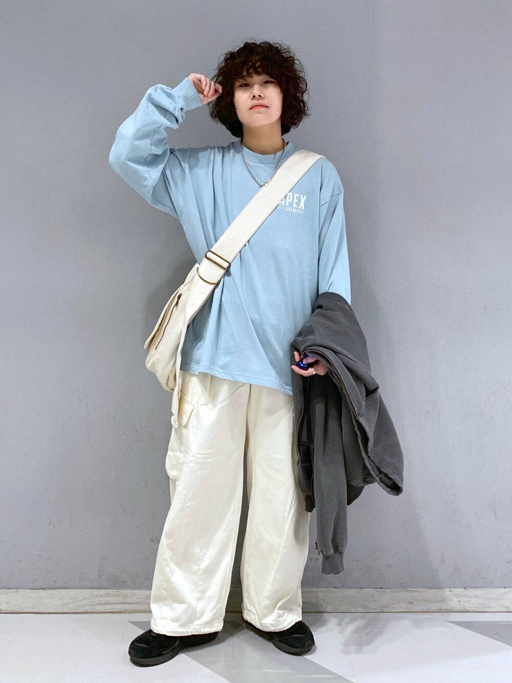 ブラック系のパーカー、ブルー系のTシャツ/カットソー、ホワイト系のカーゴパンツを着用したメンズの冬コーディネートの4枚目の写真