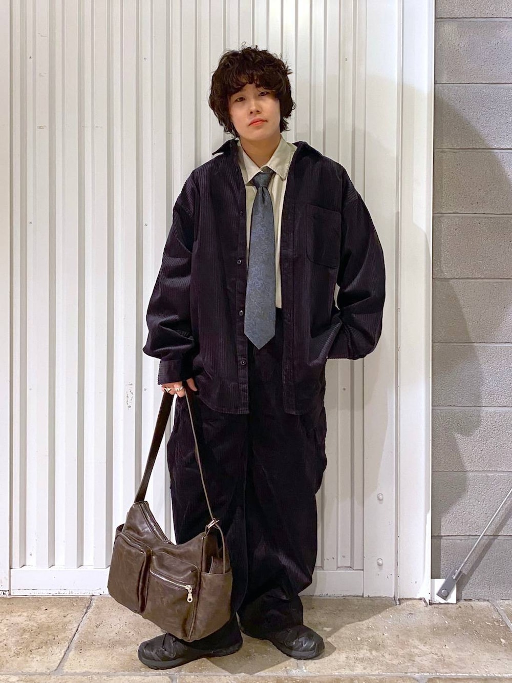 ホワイト系のネクタイ、ブラック系のカーゴパンツ、ブラック系のスニーカーを着用したメンズの秋コーディネートの2枚目の写真