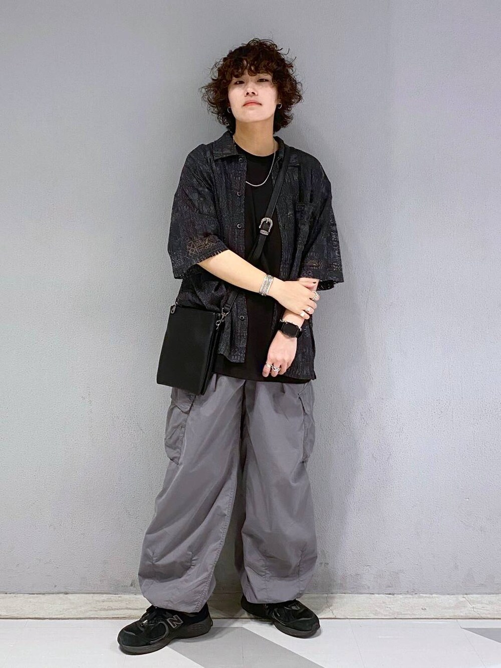 ブラック系のシャツ/ブラウス、ブラック系のショルダーバッグ、グレー系のカーゴパンツを着用したメンズの夏コーディネートの8枚目の写真