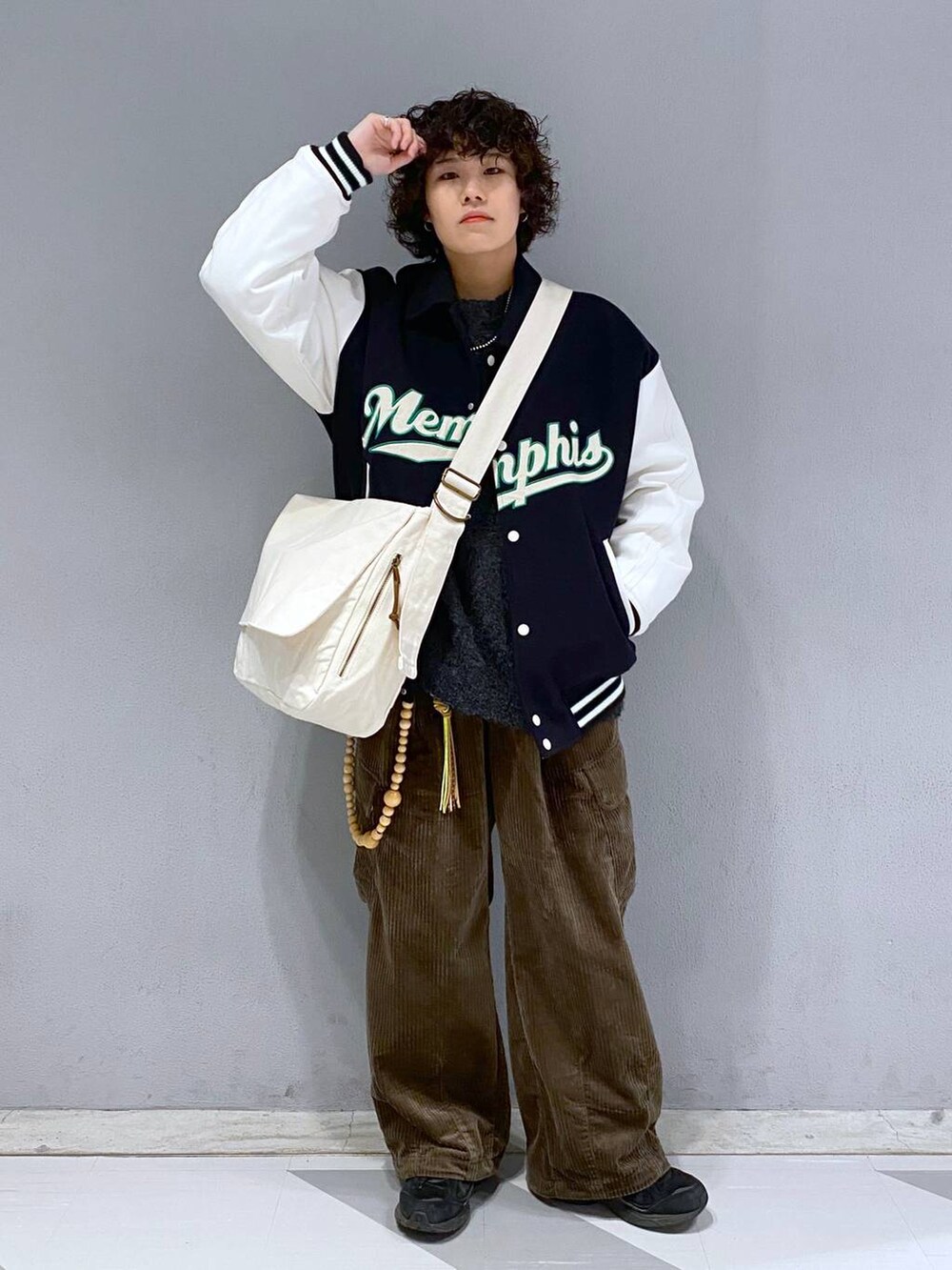 「ニット、ワイドパンツ、ユニセックス、カジュアル、オーバーサイズ、デート/ロマンティック、低身長、女子ウケ、ラフ、ゆったり、モテ、ベーシック/シンプル、きれいめ、RAGEBLUE、ジャケット」｜「RAGEBLUEの【WOOLLYTEC/ウーリーテック】ロゴワッペン/オーバーサイズスタジャン（スタジャン、ブルー系）」を使った、もりさん（メンズ・159cm）の秋コーディネートの3枚目の写真