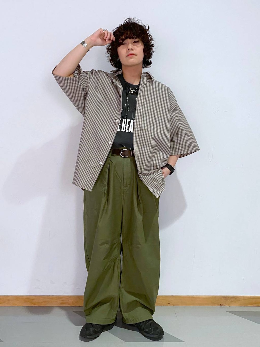 「春コーデ、ユニセックス、カジュアル、オーバーサイズ、デート/ロマンティック、低身長、女子ウケ、ラフ、ゆったり、モテ、ベーシック/シンプル、きれいめ、RAGEBLUE、シャツ、Tシャツ」｜「RAGEBLUEのミリタリーバレル/パラシュートバルーンパンツ（カーゴパンツ、グリーン系）」を使った、もりさん（メンズ・159cm）の春コーディネートの2枚目の写真