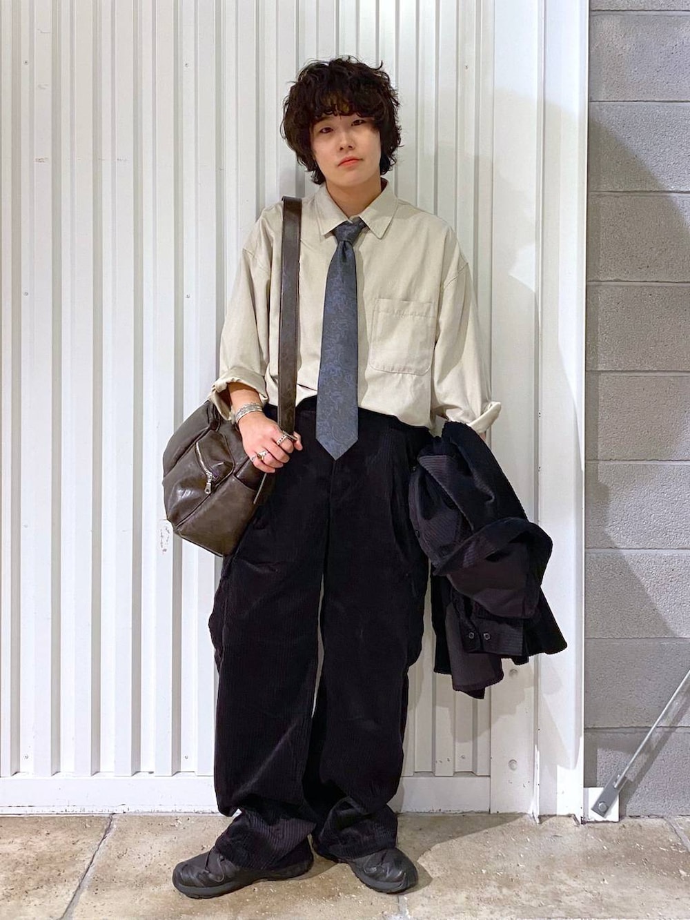 ホワイト系のネクタイ、ブラック系のカーゴパンツ、ブラック系のスニーカーを着用したメンズの秋コーディネートの6枚目の写真