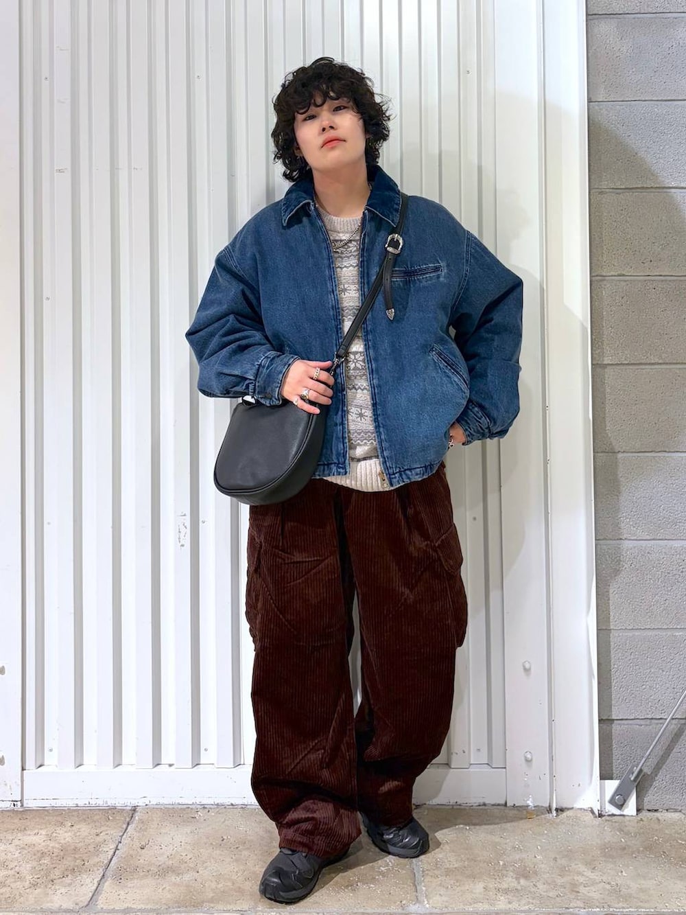 ブラウン系のカーゴパンツ、ブラック系のスニーカー、ブラック系のショルダーバッグを着用したメンズの冬コーディネートの3枚目の写真