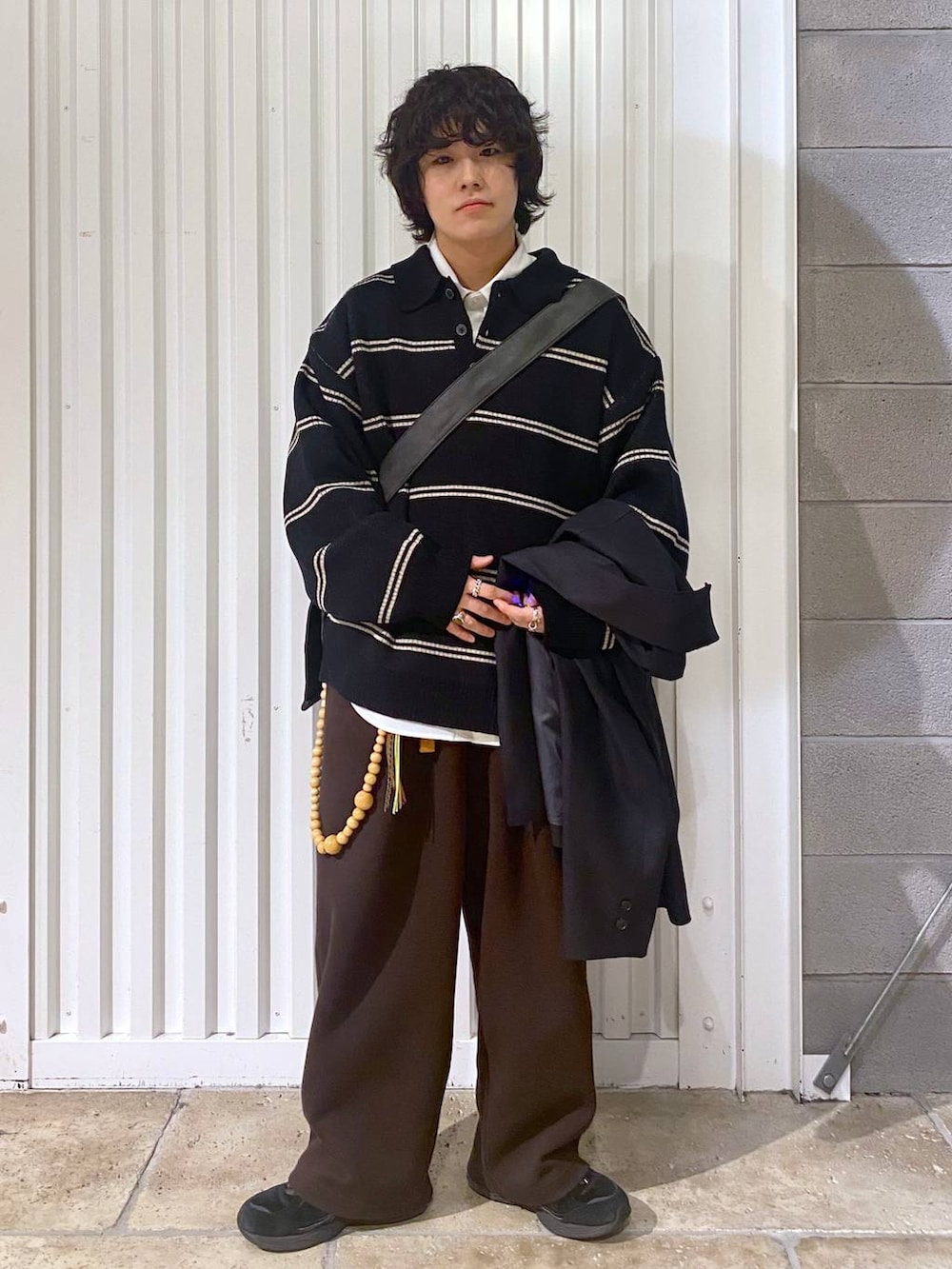 ブラック系のショルダーバッグ、ホワイト系のシャツ/ブラウス、ブラック系のテーラードジャケットを着用したメンズの秋コーディネートの5枚目の写真