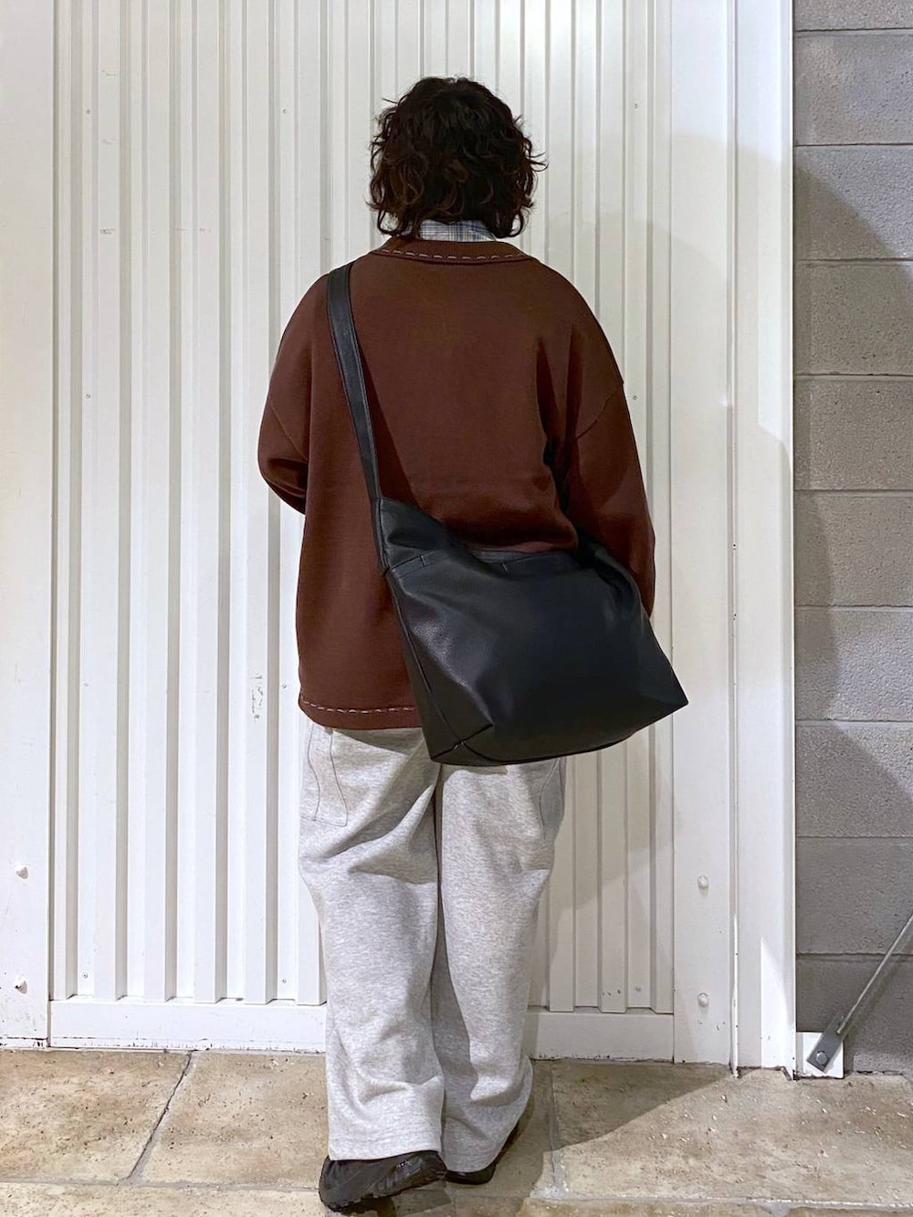 ブラック系のショルダーバッグ、ブラック系のスニーカー、ブラウン系のカーディガン/ボレロを着用したメンズの秋コーディネートの8枚目の写真