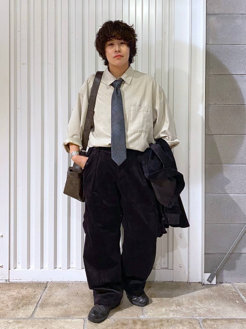 ホワイト系のネクタイ、ブラック系のカーゴパンツ、ブラック系のスニーカーを着用したメンズの秋コーディネートの5枚目の写真