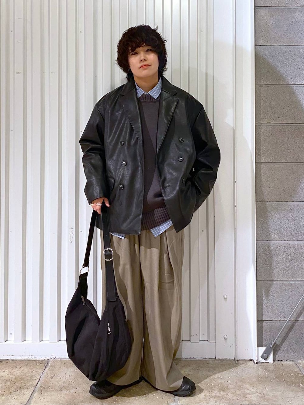 ブラック系のスニーカー、ブラック系のショルダーバッグ、ブルー系のシャツ/ブラウスを着用したメンズの冬コーディネートの6枚目の写真