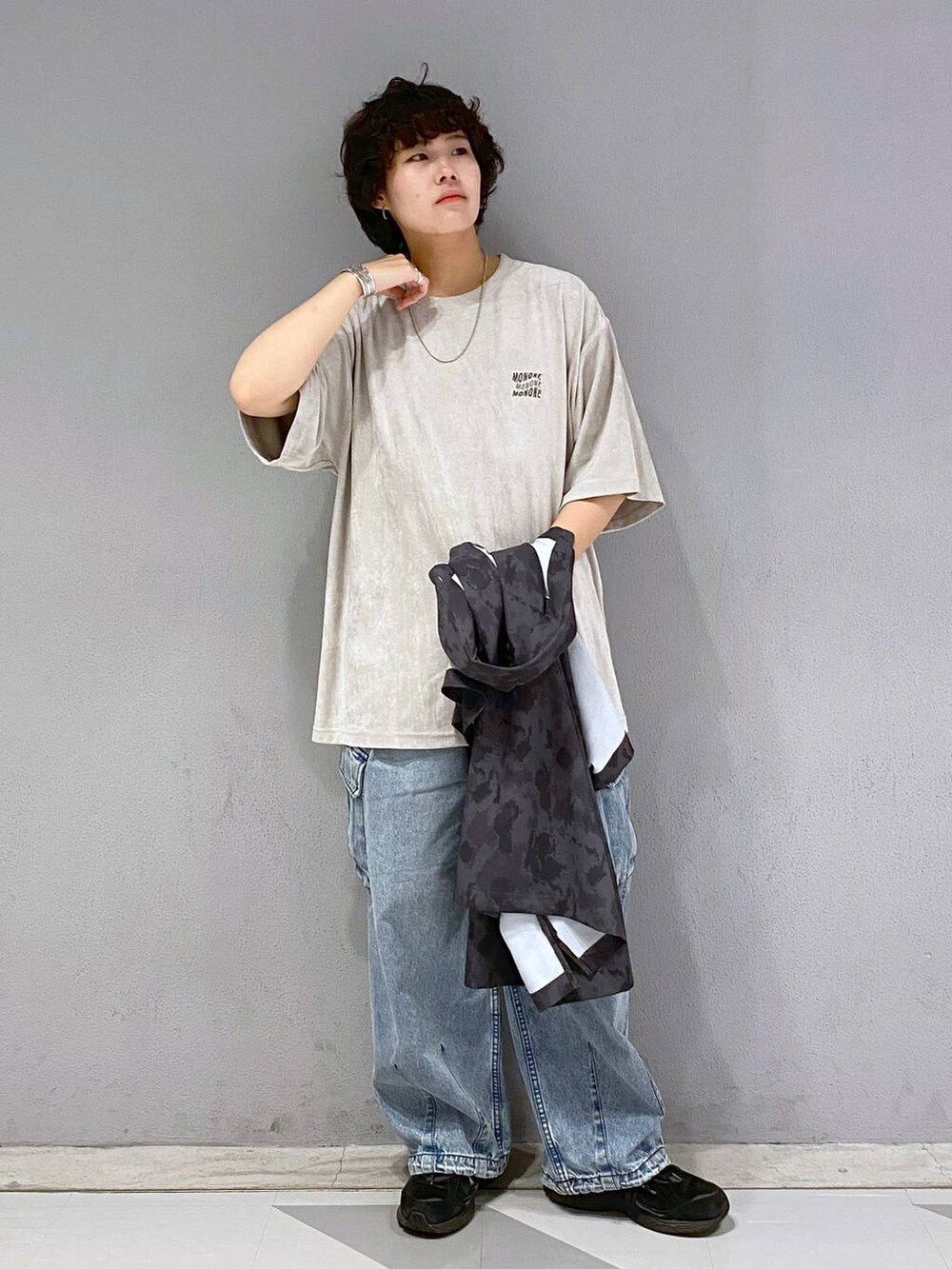 ブルー系のデニムパンツ、ブラック系のシャツ/ブラウス、グレー系のTシャツ/カットソーを着用したメンズの夏コーディネートの6枚目の写真