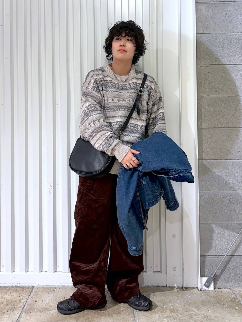 ブラウン系のカーゴパンツ、ブラック系のスニーカー、ブラック系のショルダーバッグを着用したメンズの冬コーディネートの5枚目の写真