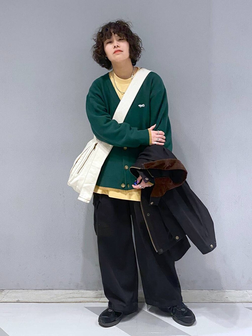 「ユニセックス、カジュアル、オーバーサイズ、デート/ロマンティック、低身長、女子ウケ、ラフ、ゆったり、モテ、ベーシック/シンプル、きれいめ、RAGEBLUE、ジャケット、カーディガン、Tシャツ」｜「RAGEBLUEの【APEX LEGENDS×RAGEBLUE】コラボプリントロンT（Tシャツ/カットソー、イエロー系）」を使った、もりさん（メンズ・159cm）の春コーディネートの2枚目の写真