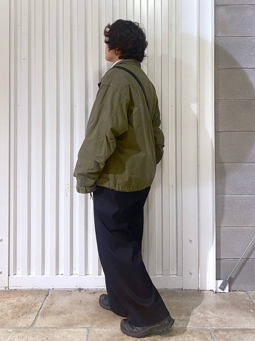 ブラック系のスニーカー、グリーン系のテーラードジャケット、ブラック系のショルダーバッグを着用したメンズの秋コーディネートの6枚目の写真