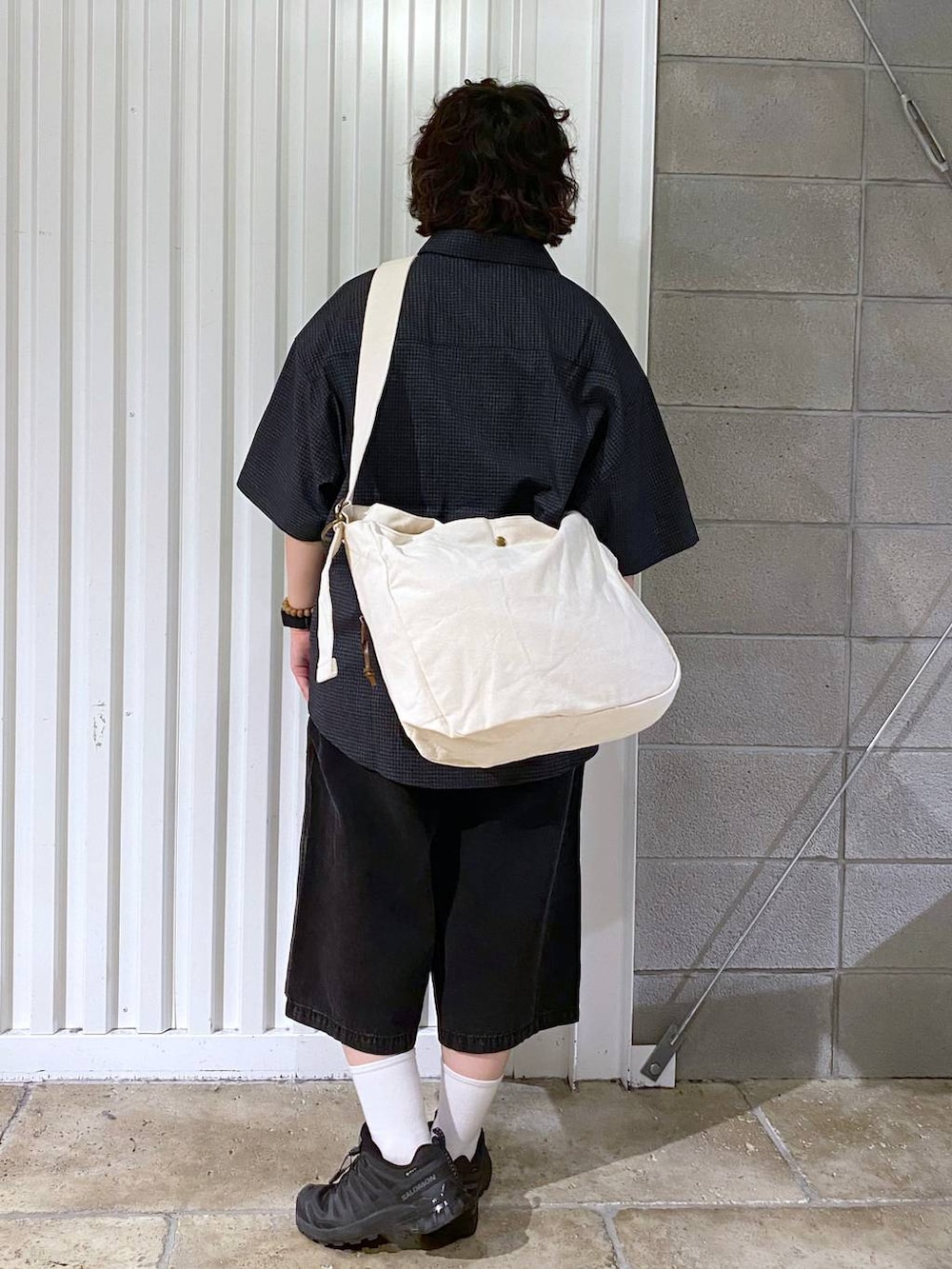 「ユニセックス、カジュアル、オーバーサイズ、デート/ロマンティック、低身長、女子ウケ、ラフ、ゆったり、モテ、ベーシック/シンプル、きれいめ、RAGEBLUE、シャツ、Tシャツ、ワイドパンツ」｜「RAGEBLUEのステンレスデザインショートネックレス（ネックレス、その他）」を使った、もりさん（メンズ・159cm）の夏コーディネートの8枚目の写真
