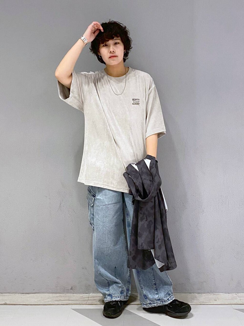 ブルー系のデニムパンツ、ブラック系のシャツ/ブラウス、グレー系のTシャツ/カットソーを着用したメンズの夏コーディネートの7枚目の写真