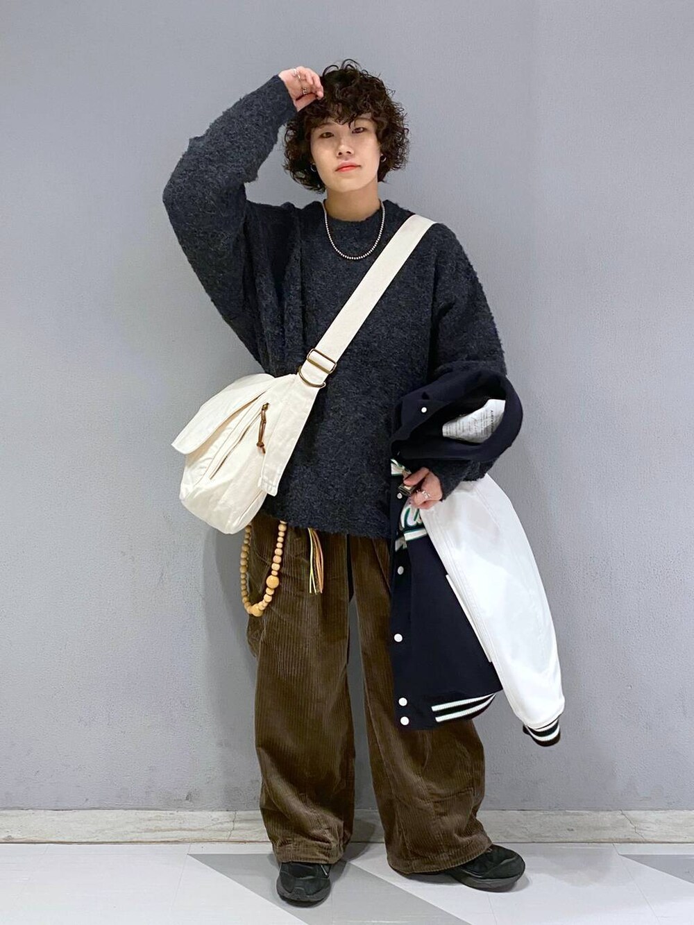 「ニット、ワイドパンツ、ユニセックス、カジュアル、オーバーサイズ、デート/ロマンティック、低身長、女子ウケ、ラフ、ゆったり、モテ、ベーシック/シンプル、きれいめ、RAGEBLUE、ジャケット」｜「RAGEBLUEの【WOOLLYTEC/ウーリーテック】ロゴワッペン/オーバーサイズスタジャン（スタジャン、ブルー系）」を使った、もりさん（メンズ・159cm）の秋コーディネートの5枚目の写真