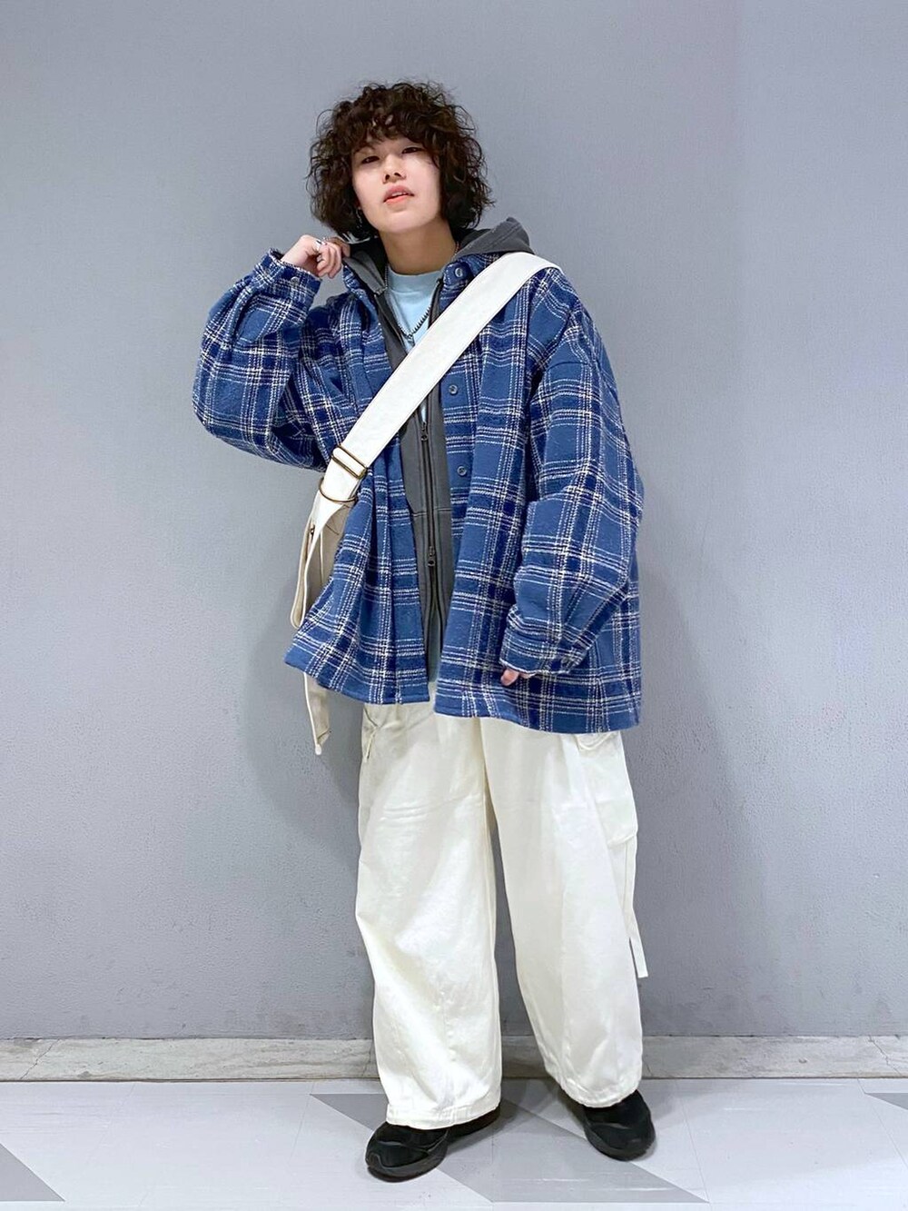 ブラック系のパーカー、ブルー系のTシャツ/カットソー、ホワイト系のカーゴパンツを着用したメンズの冬コーディネートの7枚目の写真