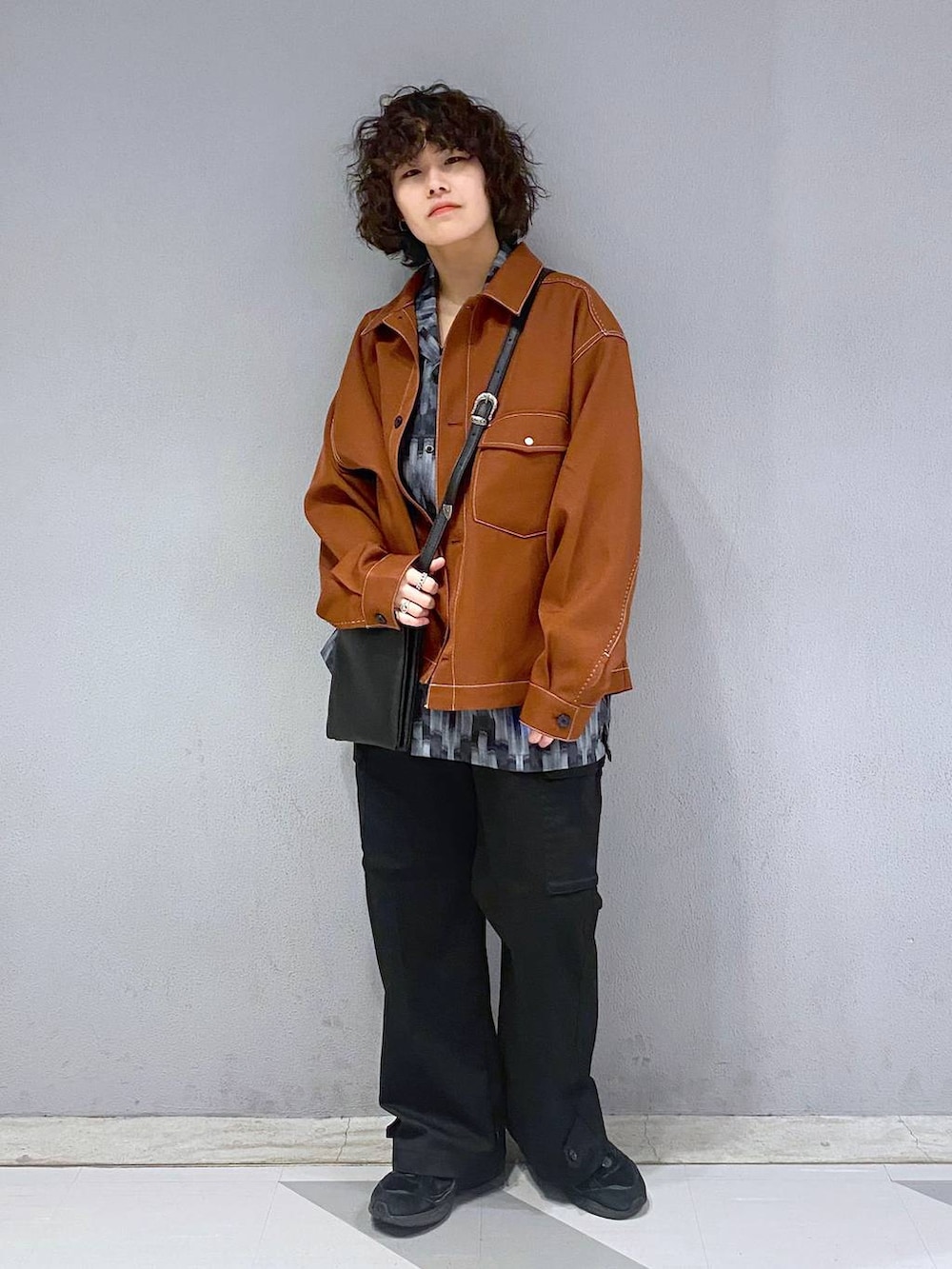 「モード、着痩せ・細見え、春コーデ、ラフ、ゆったり、モテ、ベーシック/シンプル、きれいめ、ユニセックス、カジュアル、オーバーサイズ、デート/ロマンティック、低身長、女子ウケ、RAGEBLUE」｜「RAGEBLUEのステッチショートルーズブルゾン（ブルゾン、ブラウン系）」を使った、もりさん（メンズ・159cm）の春コーディネートの5枚目の写真