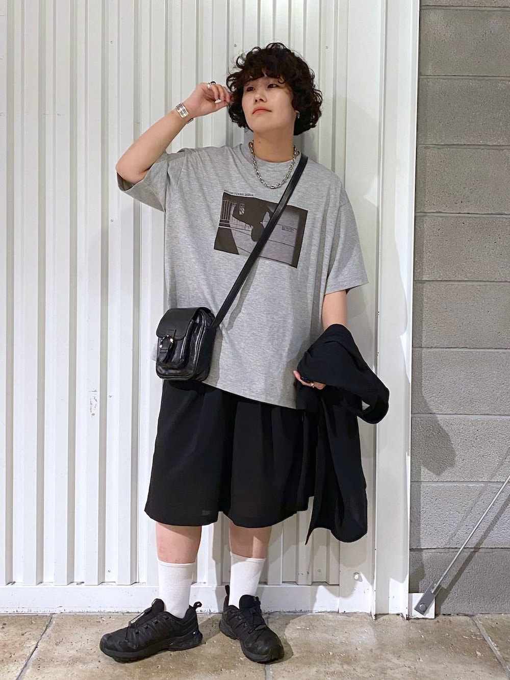 「ユニセックス、カジュアル、オーバーサイズ、デート/ロマンティック、低身長、女子ウケ、ラフ、ゆったり、モテ、ベーシック/シンプル、きれいめ、RAGEBLUE、シャツ、Tシャツ、ワイドパンツ」｜「RAGEBLUEのステンレスデザインショートネックレス（ネックレス、その他）」を使った、もりさん（メンズ・159cm）の夏コーディネートの2枚目の写真