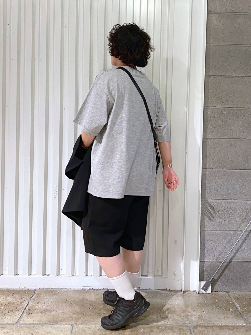 「ユニセックス、カジュアル、オーバーサイズ、デート/ロマンティック、低身長、女子ウケ、ラフ、ゆったり、モテ、ベーシック/シンプル、きれいめ、RAGEBLUE、シャツ、Tシャツ、ワイドパンツ」｜「RAGEBLUEのステンレスデザインショートネックレス（ネックレス、その他）」を使った、もりさん（メンズ・159cm）の夏コーディネートの7枚目の写真