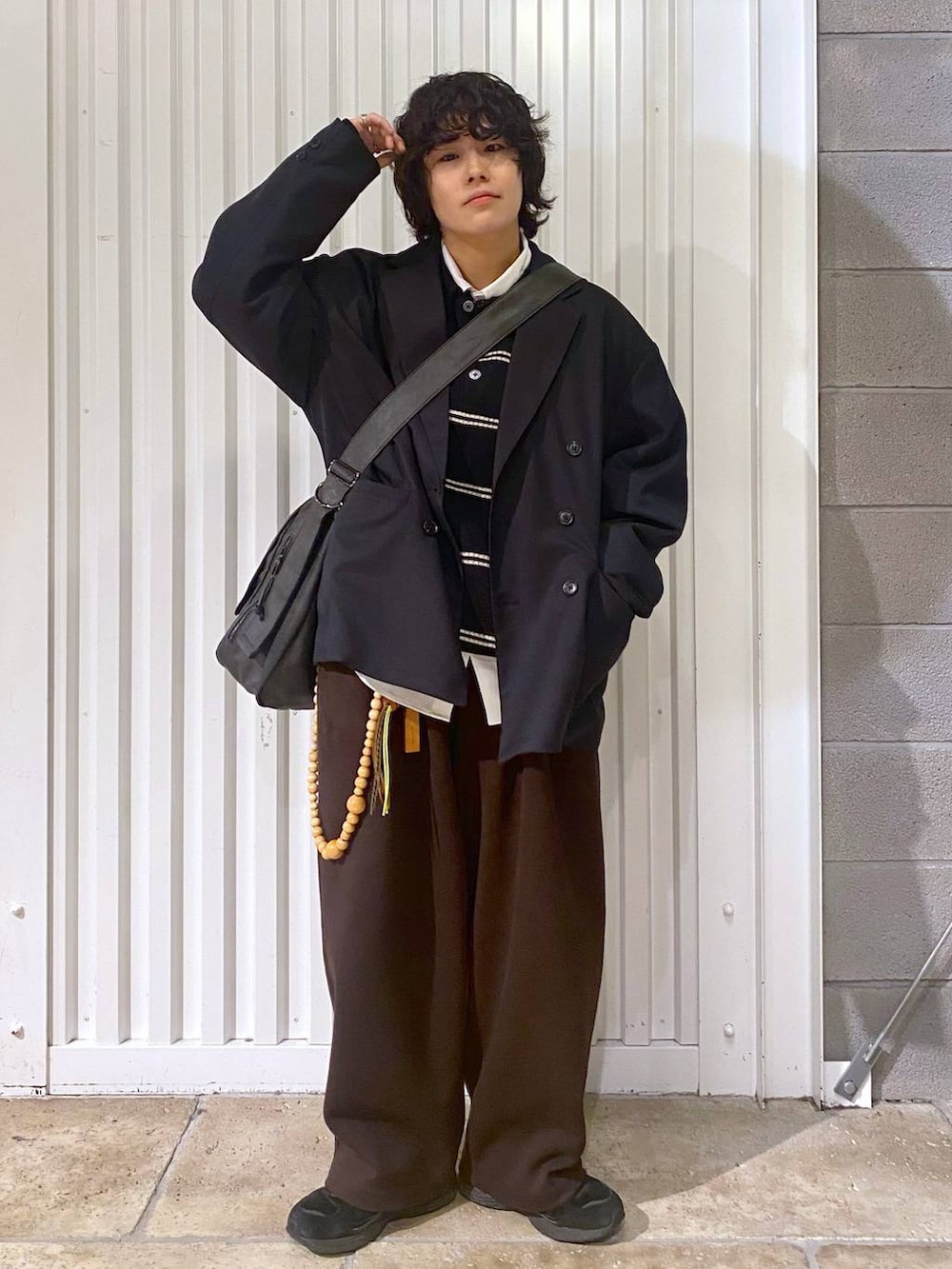 ブラック系のショルダーバッグ、ホワイト系のシャツ/ブラウス、ブラック系のテーラードジャケットを着用したメンズの秋コーディネートの3枚目の写真