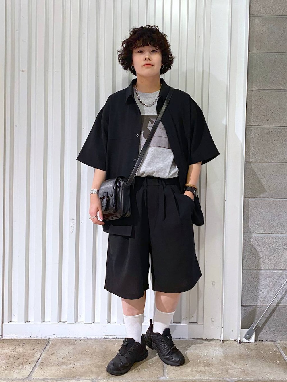 「ユニセックス、カジュアル、オーバーサイズ、デート/ロマンティック、低身長、女子ウケ、ラフ、ゆったり、モテ、ベーシック/シンプル、きれいめ、RAGEBLUE、シャツ、Tシャツ、ワイドパンツ」｜「RAGEBLUEのステンレスデザインショートネックレス（ネックレス、その他）」を使った、もりさん（メンズ・159cm）の夏コーディネートの5枚目の写真