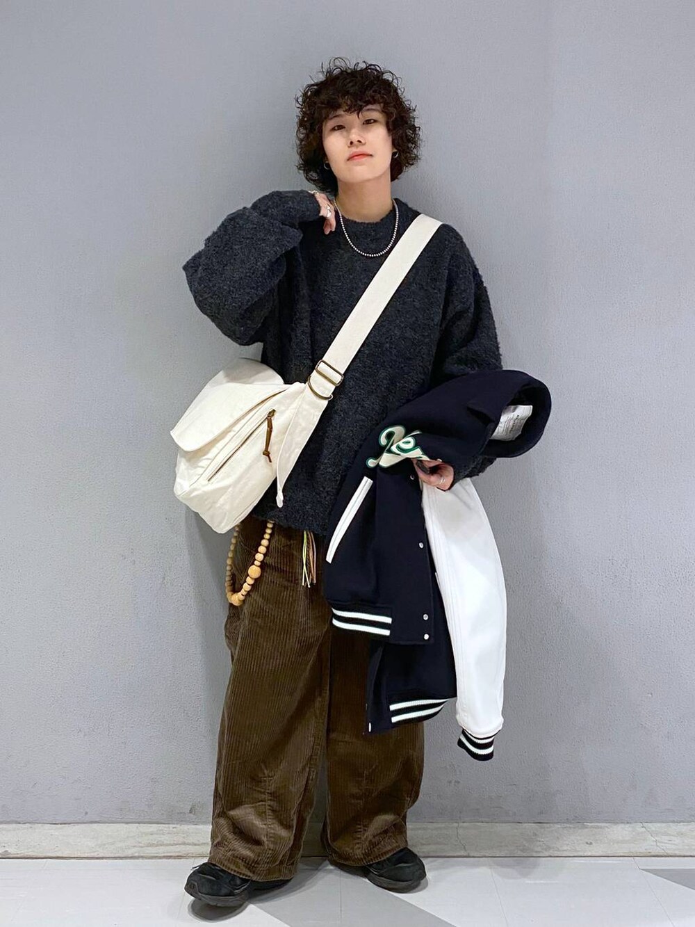 「ニット、ワイドパンツ、ユニセックス、カジュアル、オーバーサイズ、デート/ロマンティック、低身長、女子ウケ、ラフ、ゆったり、モテ、ベーシック/シンプル、きれいめ、RAGEBLUE、ジャケット」｜「RAGEBLUEの【WOOLLYTEC/ウーリーテック】ロゴワッペン/オーバーサイズスタジャン（スタジャン、ブルー系）」を使った、もりさん（メンズ・159cm）の秋コーディネートの6枚目の写真
