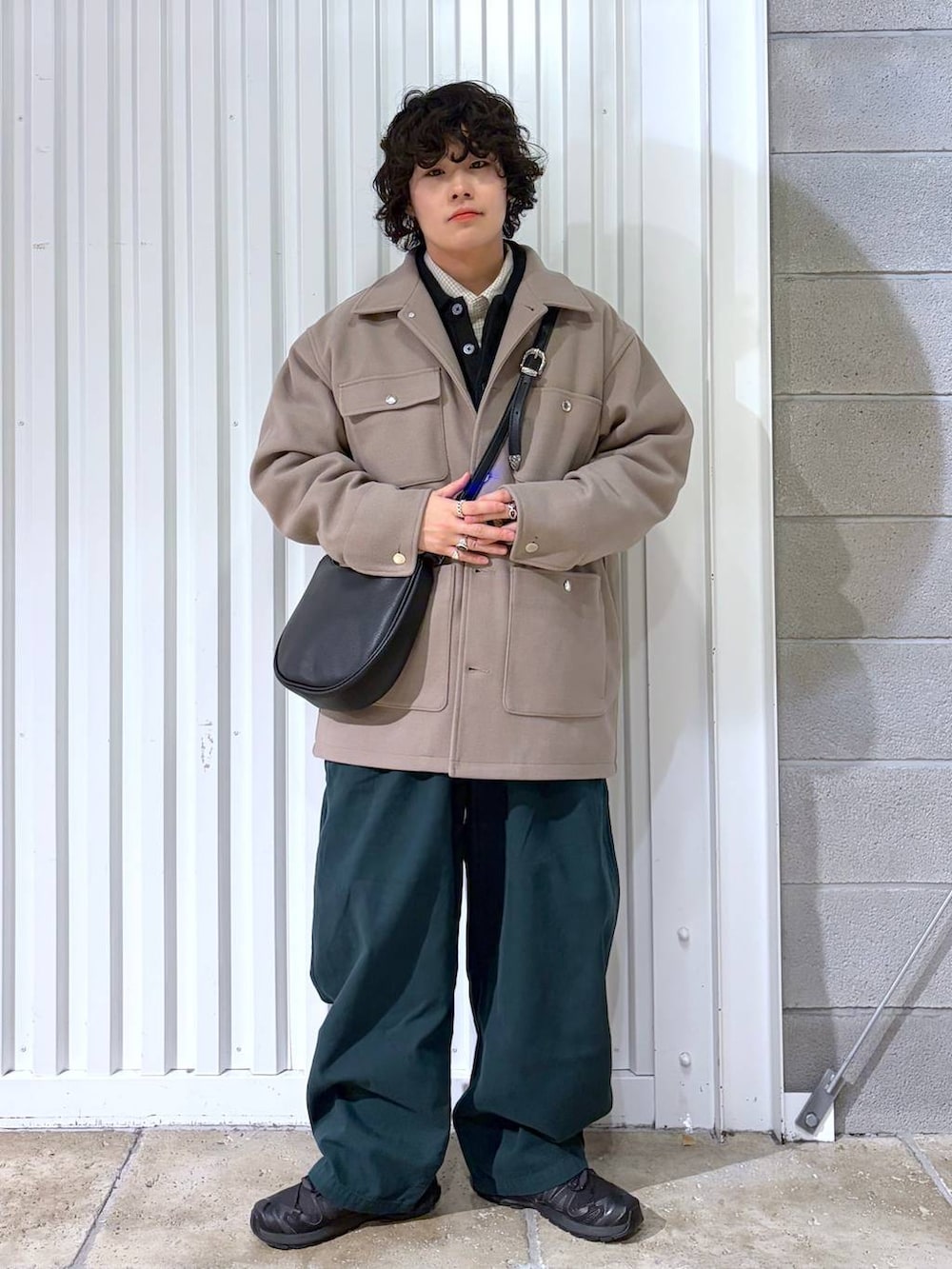 グリーン系のその他パンツ、ベージュ系のブルゾン、ブラック系のスニーカーを着用したメンズの冬コーディネートの2枚目の写真