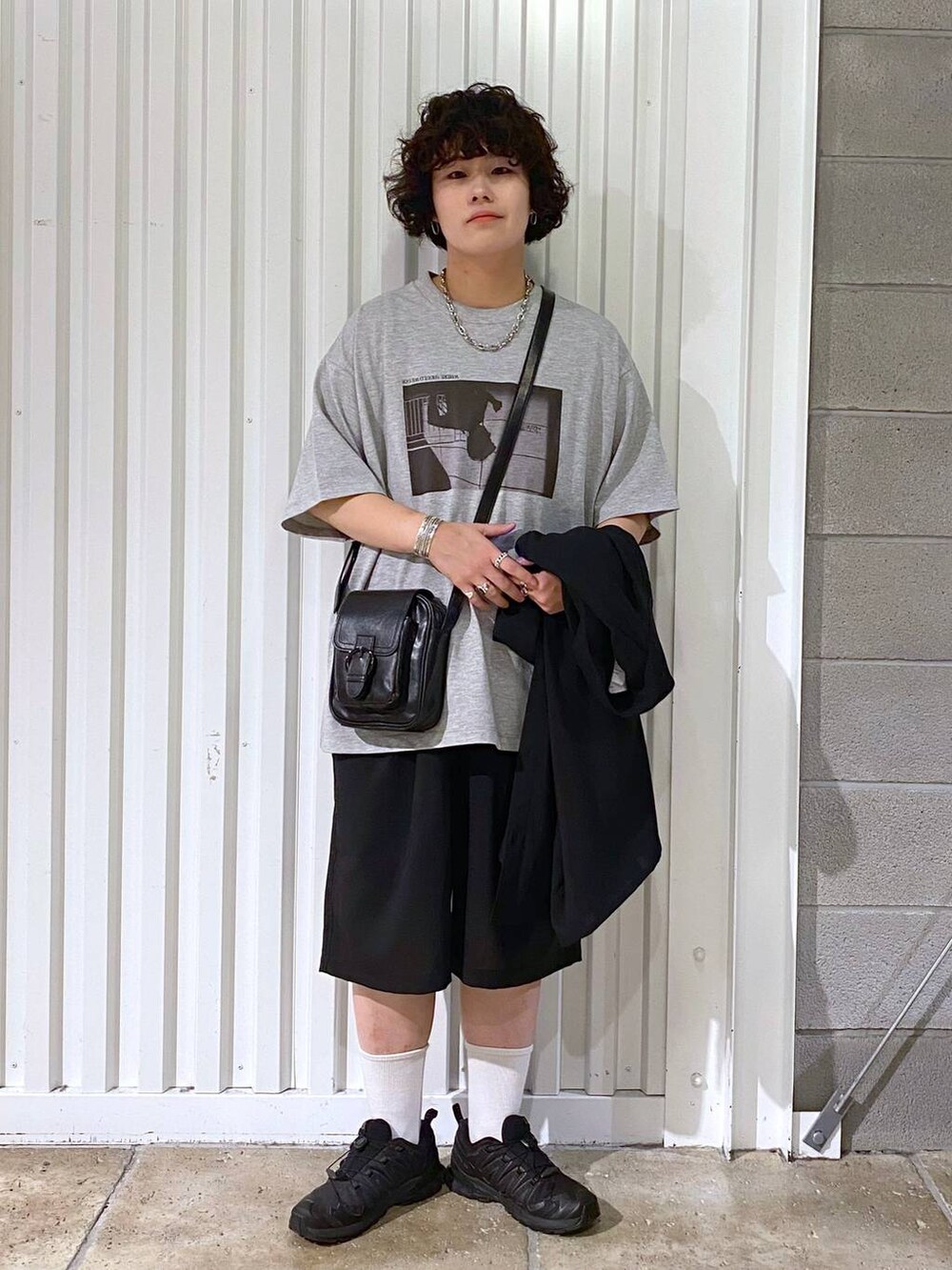 「ユニセックス、カジュアル、オーバーサイズ、デート/ロマンティック、低身長、女子ウケ、ラフ、ゆったり、モテ、ベーシック/シンプル、きれいめ、RAGEBLUE、シャツ、Tシャツ、ワイドパンツ」｜「RAGEBLUEのステンレスデザインショートネックレス（ネックレス、その他）」を使った、もりさん（メンズ・159cm）の夏コーディネートの3枚目の写真