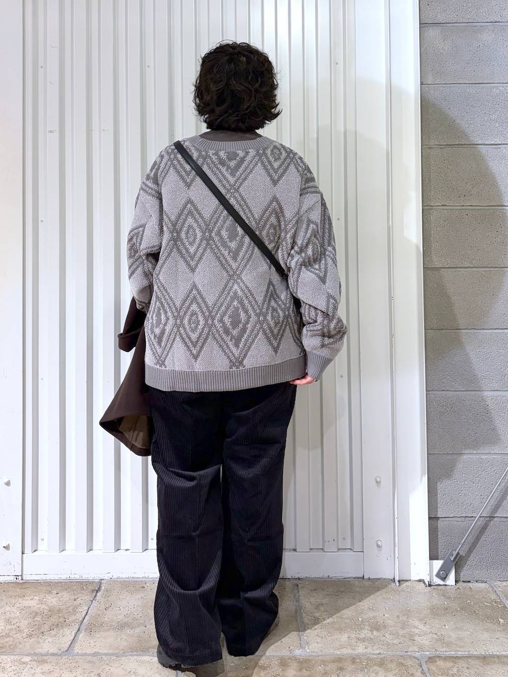 ブラック系のスラックス、ブラウン系のブルゾン、ブラック系のスニーカーを着用したメンズの秋コーディネートの8枚目の写真