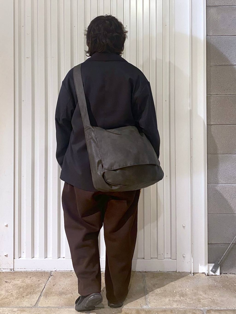 ブラック系のショルダーバッグ、ホワイト系のシャツ/ブラウス、ブラック系のテーラードジャケットを着用したメンズの秋コーディネートの9枚目の写真