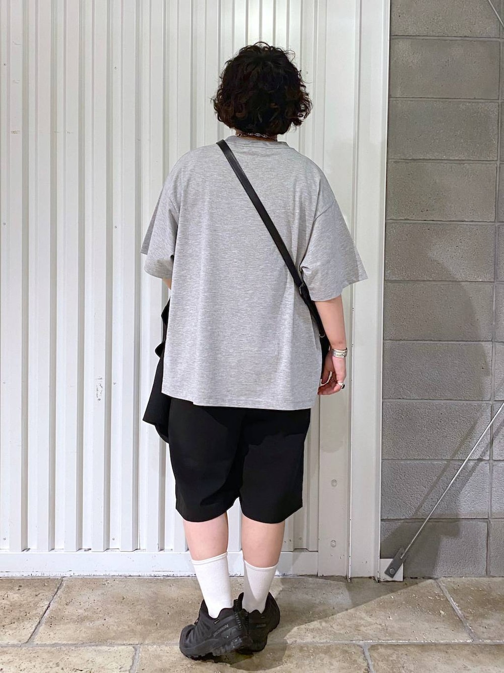 「ユニセックス、カジュアル、オーバーサイズ、デート/ロマンティック、低身長、女子ウケ、ラフ、ゆったり、モテ、ベーシック/シンプル、きれいめ、RAGEBLUE、シャツ、Tシャツ、ワイドパンツ」｜「RAGEBLUEのステンレスデザインショートネックレス（ネックレス、その他）」を使った、もりさん（メンズ・159cm）の夏コーディネートの8枚目の写真