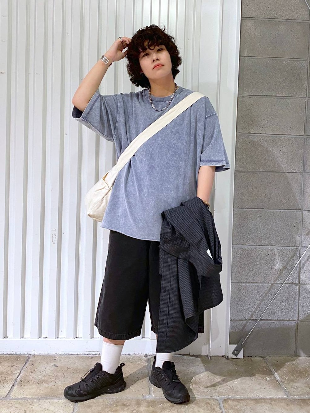 「ユニセックス、カジュアル、オーバーサイズ、デート/ロマンティック、低身長、女子ウケ、ラフ、ゆったり、モテ、ベーシック/シンプル、きれいめ、RAGEBLUE、シャツ、Tシャツ、ワイドパンツ」｜「RAGEBLUEのステンレスデザインショートネックレス（ネックレス、その他）」を使った、もりさん（メンズ・159cm）の夏コーディネートの5枚目の写真