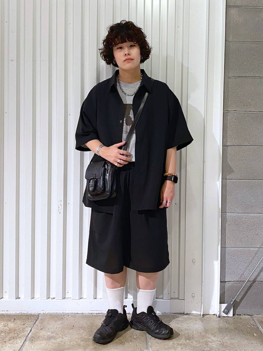 「ユニセックス、カジュアル、オーバーサイズ、デート/ロマンティック、低身長、女子ウケ、ラフ、ゆったり、モテ、ベーシック/シンプル、きれいめ、RAGEBLUE、シャツ、Tシャツ、ワイドパンツ」｜「RAGEBLUEのステンレスデザインショートネックレス（ネックレス、その他）」を使った、もりさん（メンズ・159cm）の夏コーディネートの6枚目の写真