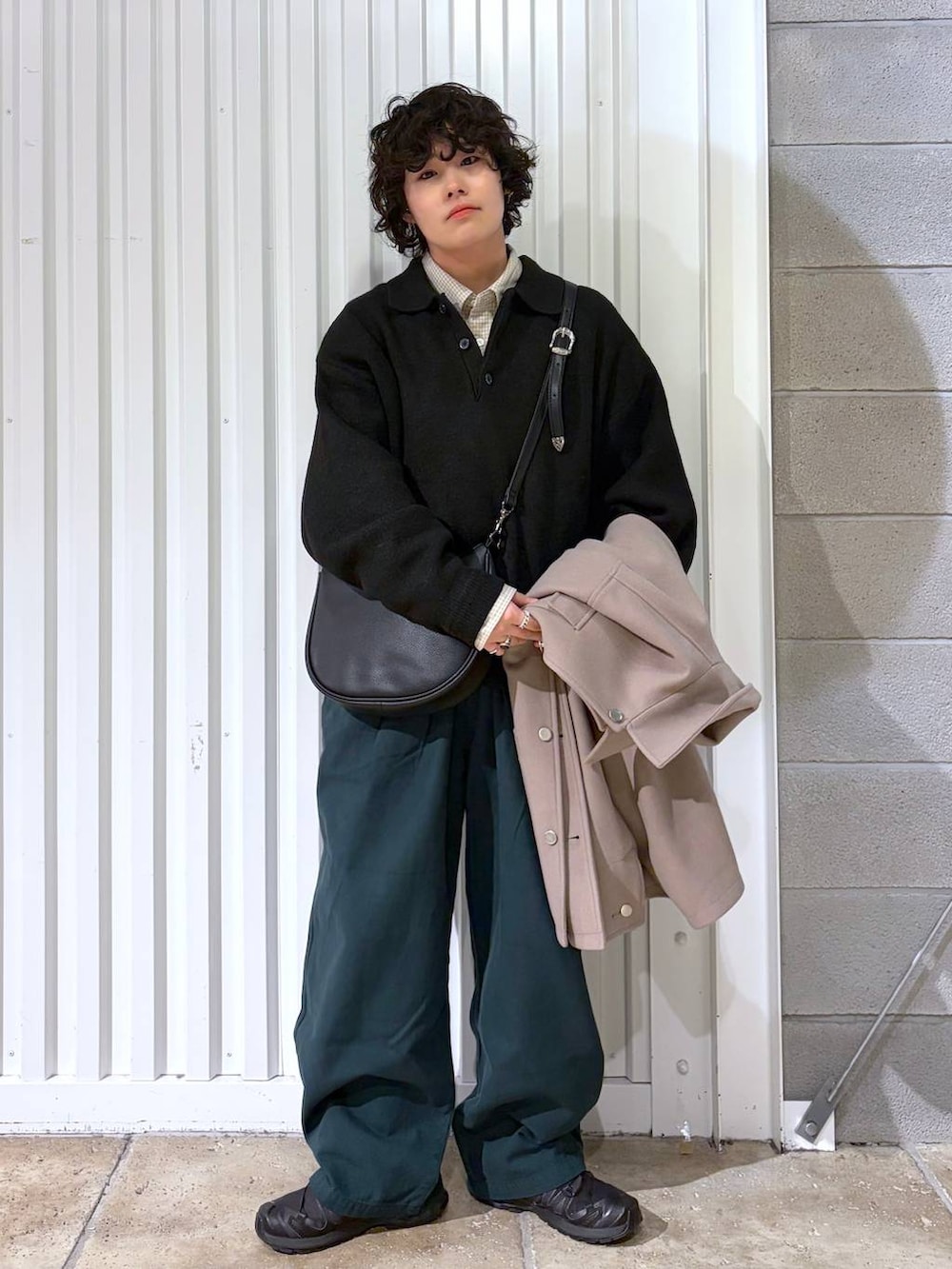 グリーン系のその他パンツ、ベージュ系のブルゾン、ブラック系のスニーカーを着用したメンズの冬コーディネートの6枚目の写真