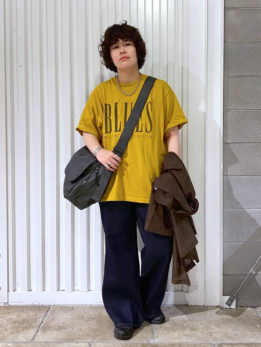 「ラフ、シャツ、ワイドパンツ、フレアパンツ、きれいめカジュアル、ユニセックス、カジュアル、オーバーサイズ、デート/ロマンティック、低身長、女子ウケ、ゆったり、モテ、ベーシック/シンプル、きれいめ」｜「RAGEBLUEのステンレスデザインショートネックレス（ネックレス、その他）」を使った、もりさん（メンズ・159cm）の夏コーディネートの6枚目の写真
