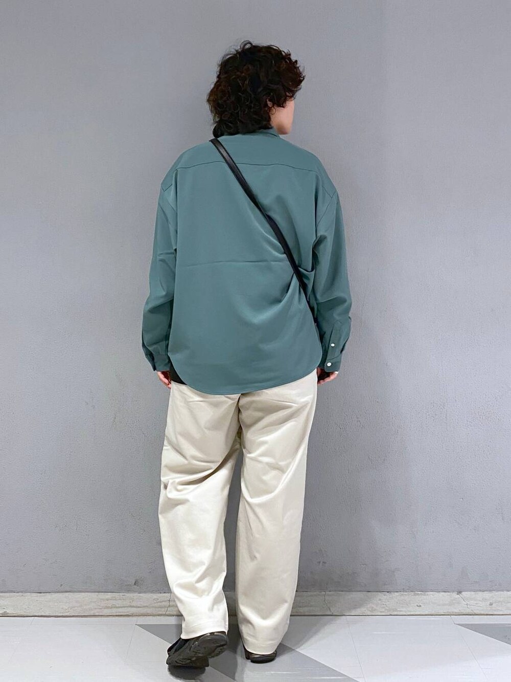 ホワイト系のスラックス、グリーン系のシャツ/ブラウス、その他のショルダーバッグを着用したメンズの秋コーディネートの9枚目の写真