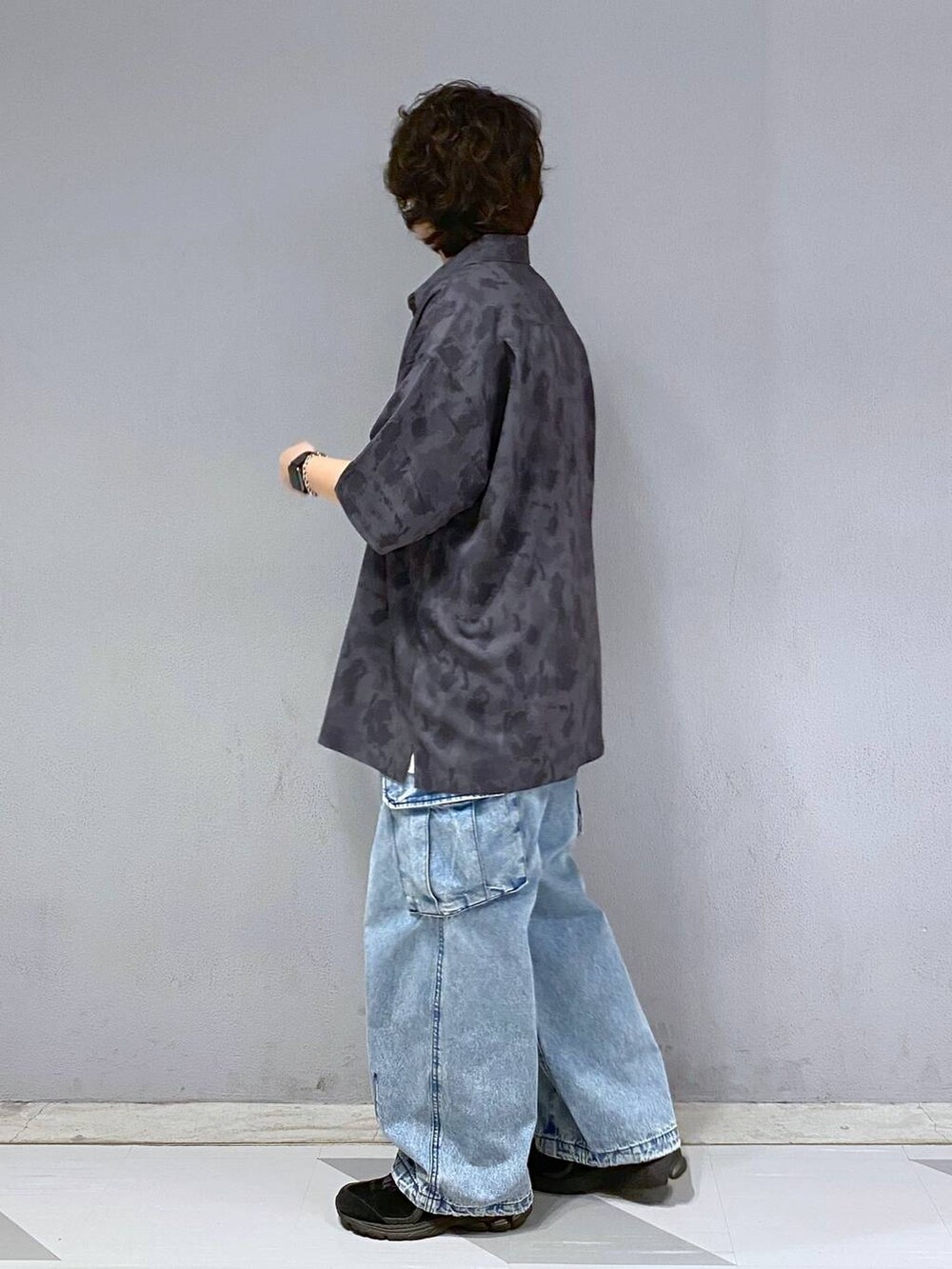 ブルー系のデニムパンツ、ブラック系のシャツ/ブラウス、グレー系のTシャツ/カットソーを着用したメンズの夏コーディネートの8枚目の写真