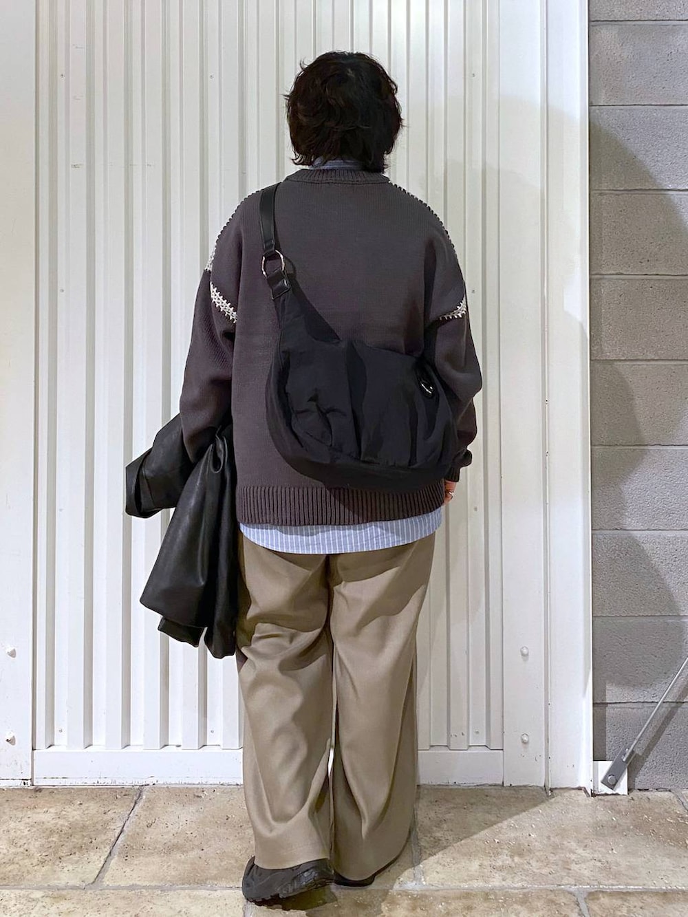 ブラック系のスニーカー、ブラック系のショルダーバッグ、ブルー系のシャツ/ブラウスを着用したメンズの冬コーディネートの8枚目の写真