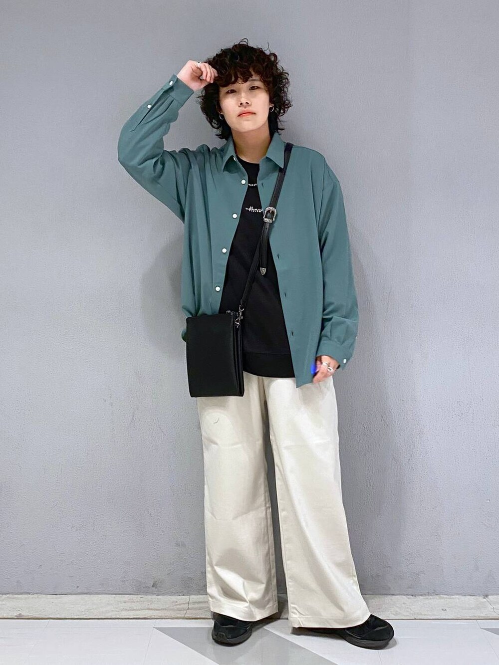 ホワイト系のスラックス、グリーン系のシャツ/ブラウス、その他のショルダーバッグを着用したメンズの秋コーディネートの5枚目の写真