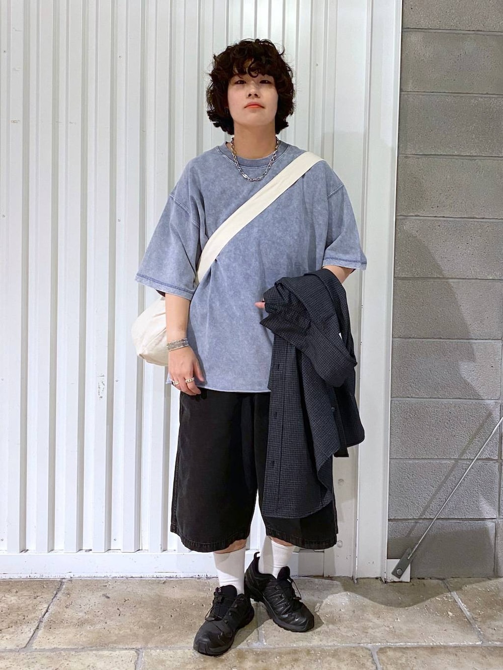 「ユニセックス、カジュアル、オーバーサイズ、デート/ロマンティック、低身長、女子ウケ、ラフ、ゆったり、モテ、ベーシック/シンプル、きれいめ、RAGEBLUE、シャツ、Tシャツ、ワイドパンツ」｜「RAGEBLUEのステンレスデザインショートネックレス（ネックレス、その他）」を使った、もりさん（メンズ・159cm）の夏コーディネートの6枚目の写真