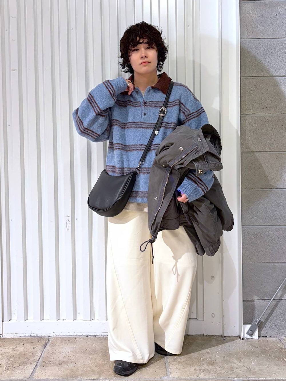 ブラック系のスニーカー、グレー系のモッズコート、ブラック系のショルダーバッグを着用したメンズの冬コーディネートの6枚目の写真