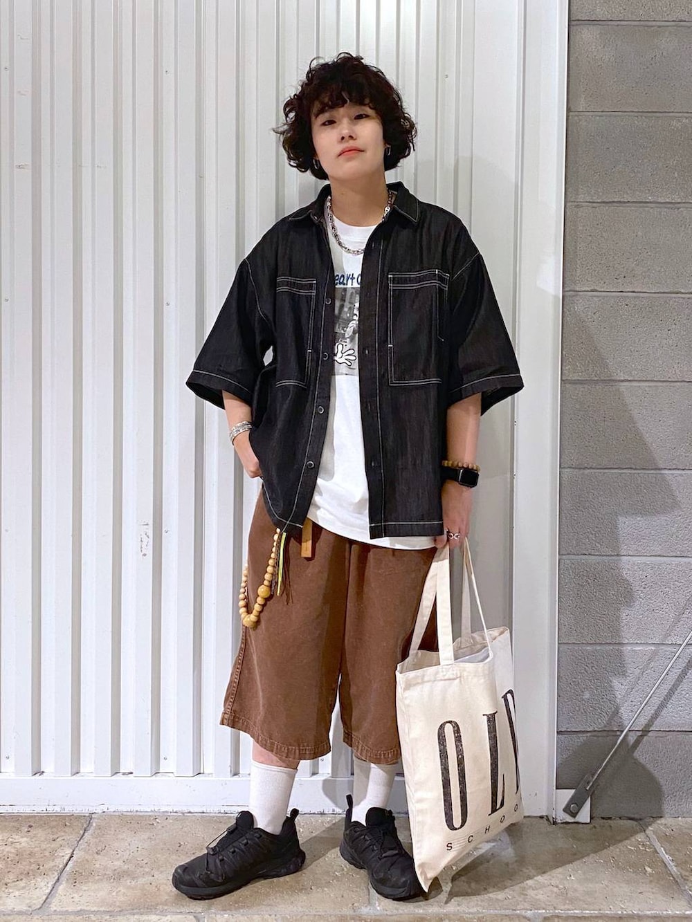「ユニセックス、カジュアル、オーバーサイズ、デート/ロマンティック、低身長、女子ウケ、ラフ、ゆったり、モテ、ベーシック/シンプル、きれいめ、RAGEBLUE、シャツ、Tシャツ、ワイドパンツ」|「RAGEBLUEのステンレスデザインショートネックレス(ネックレス、その他)」を使った、もりさん(メンズ・159cm)の夏コーディネートの4枚目の写真