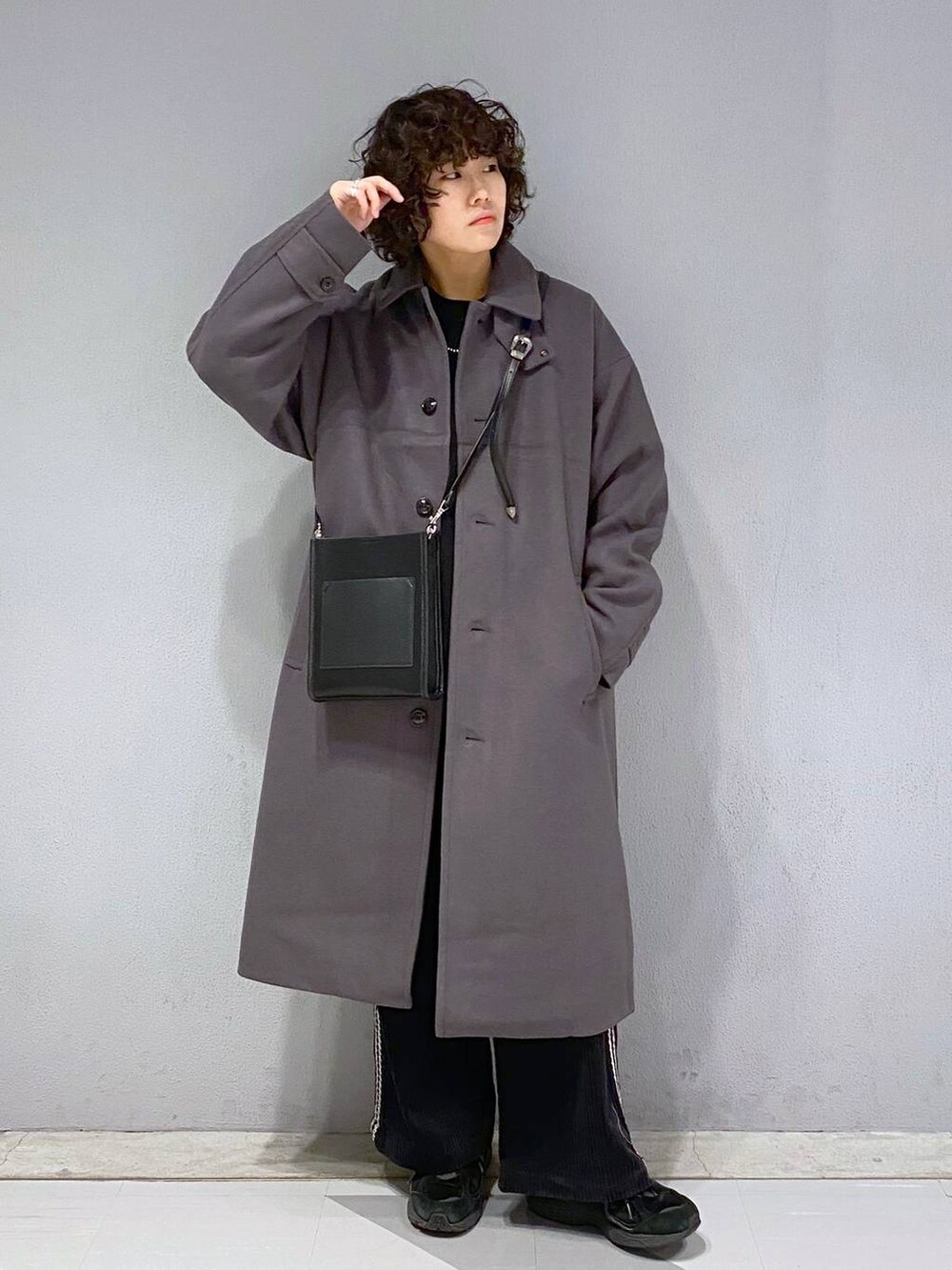 「メンズライク、ワイドパンツ、モード、ユニセックス、カジュアル、オーバーサイズ、デート/ロマンティック、低身長、女子ウケ、ラフ、ゆったり、モテ、ベーシック/シンプル、きれいめ、RAGEBLUE」｜「RAGEBLUEのSoutien collar coat【WOOLLYTEC/ウーリーテック】2WAYステンカラーコート（ステンカラーコート、グレー系）」を使った、もりさん（メンズ・159cm）の冬コーディネートの4枚目の写真