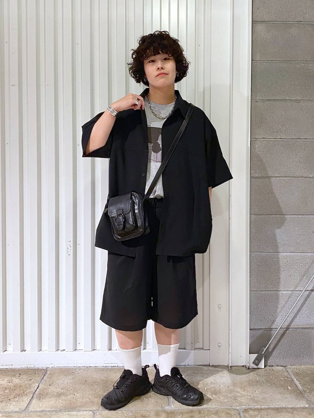「ユニセックス、カジュアル、オーバーサイズ、デート/ロマンティック、低身長、女子ウケ、ラフ、ゆったり、モテ、ベーシック/シンプル、きれいめ、RAGEBLUE、シャツ、Tシャツ、ワイドパンツ」｜「RAGEBLUEのステンレスデザインショートネックレス（ネックレス、その他）」を使った、もりさん（メンズ・159cm）の夏コーディネートの4枚目の写真