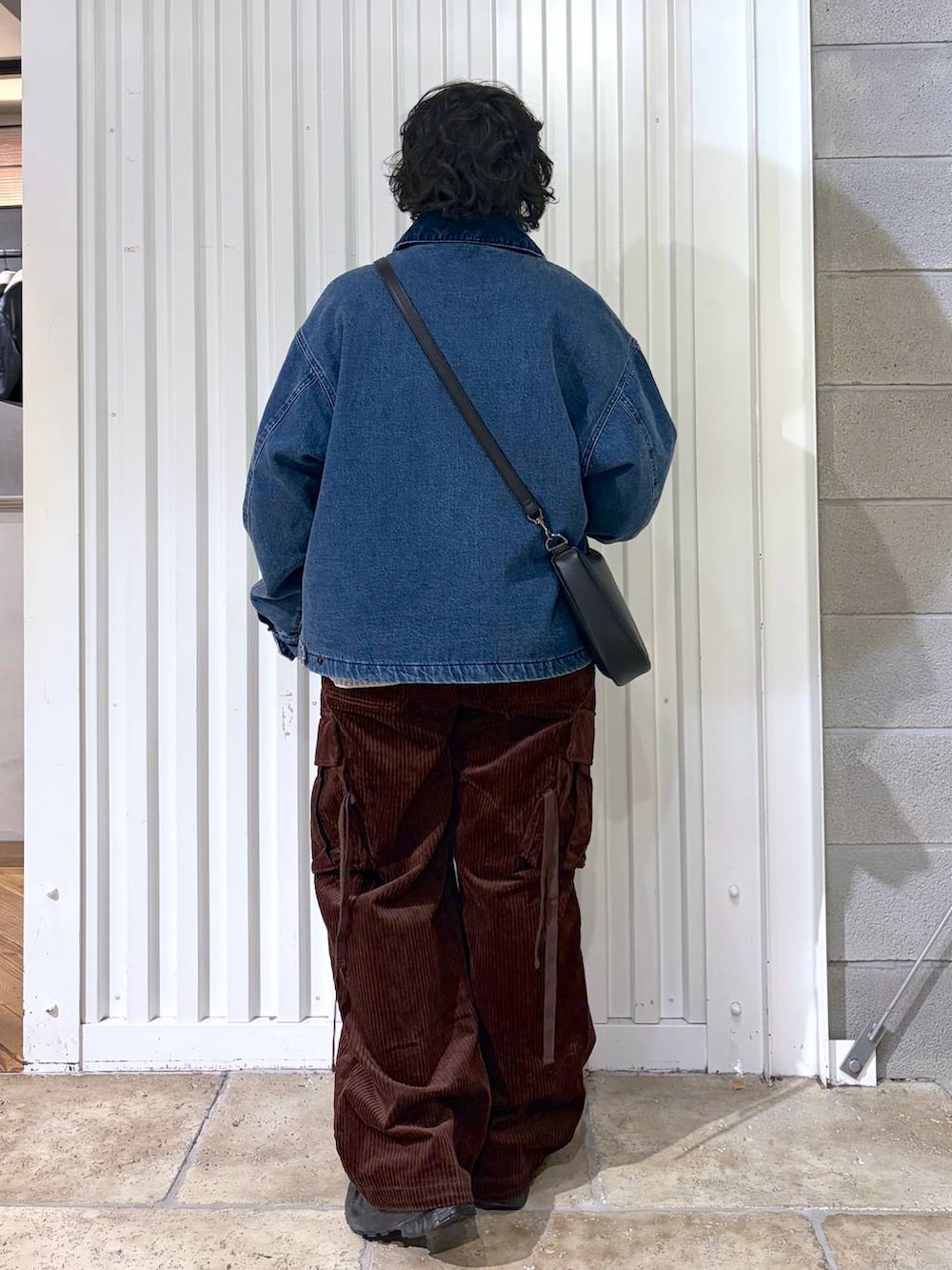 ブラウン系のカーゴパンツ、ブラック系のスニーカー、ブラック系のショルダーバッグを着用したメンズの冬コーディネートの8枚目の写真