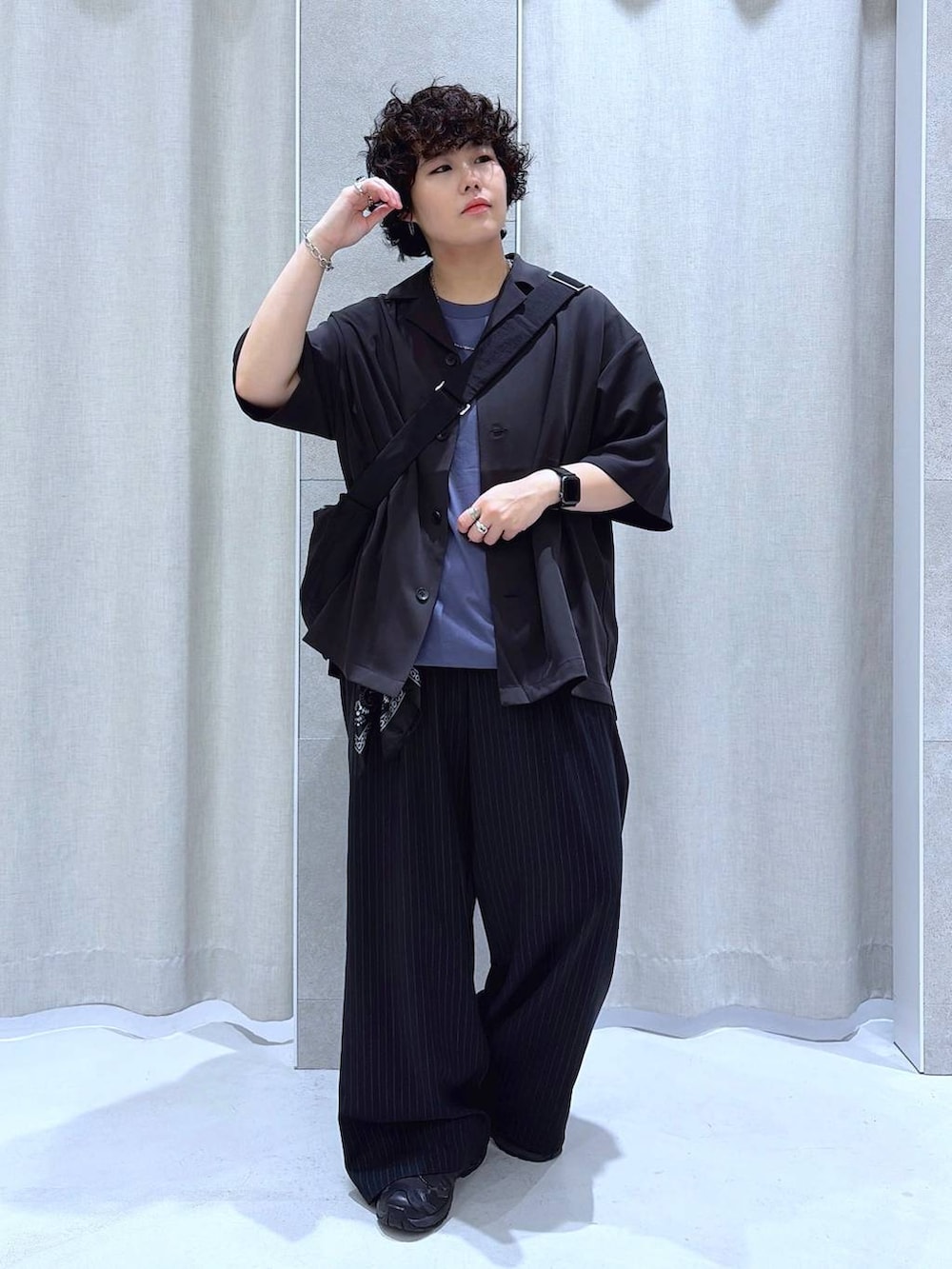 ブラック系のスラックス、ブラック系のシャツ/ブラウス、ブルー系のTシャツ/カットソーを着用したメンズの夏コーディネートの5枚目の写真