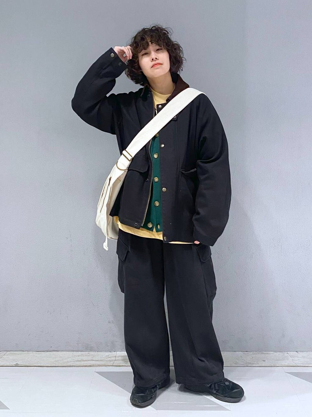 「ユニセックス、カジュアル、オーバーサイズ、デート/ロマンティック、低身長、女子ウケ、ラフ、ゆったり、モテ、ベーシック/シンプル、きれいめ、RAGEBLUE、ジャケット、ブルゾン、ニット」｜「RAGEBLUEの【APEX LEGENDS×RAGEBLUE】コラボプリントロンT（Tシャツ/カットソー、イエロー系）」を使った、もりさん（メンズ・159cm）の冬コーディネートの3枚目の写真