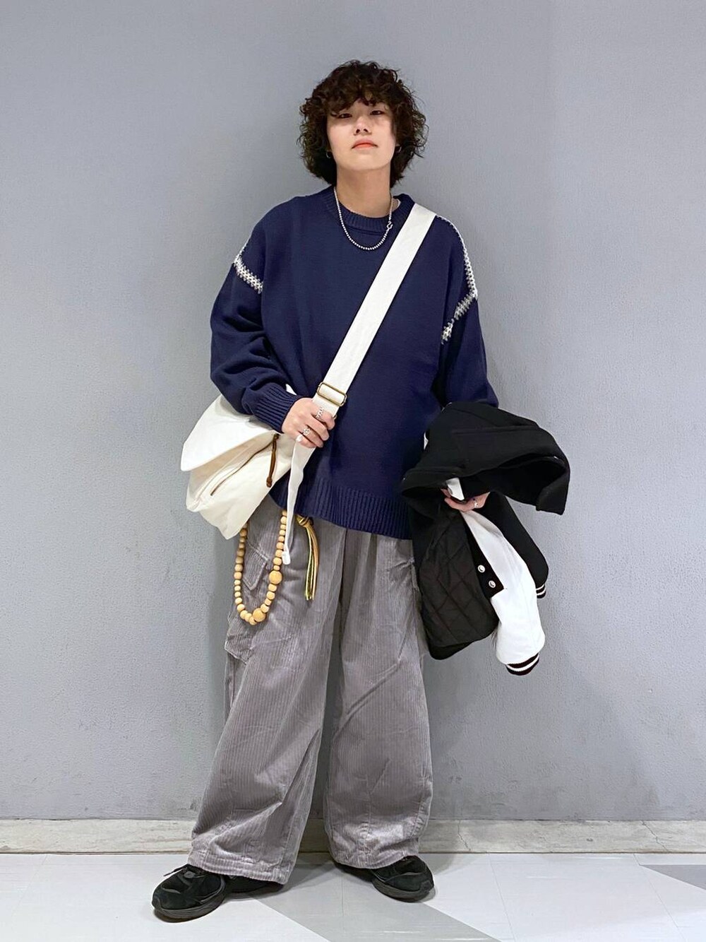 「ユニセックス、カジュアル、オーバーサイズ、デート/ロマンティック、低身長、女子ウケ、ラフ、ゆったり、モテ、ベーシック/シンプル、きれいめ、RAGEBLUE、ジャケット、ニット、ワイドパンツ」｜「RAGEBLUEの【WOOLLYTEC/ウーリーテック】ロゴワッペン/オーバーサイズスタジャン（スタジャン、ブラック系）」を使った、もりさん（メンズ・159cm）の秋コーディネートの4枚目の写真