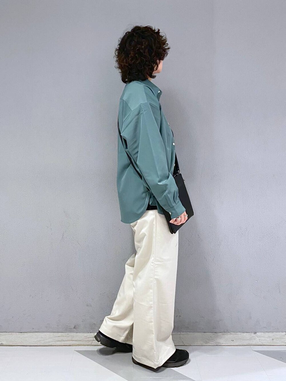 ホワイト系のスラックス、グリーン系のシャツ/ブラウス、その他のショルダーバッグを着用したメンズの秋コーディネートの8枚目の写真