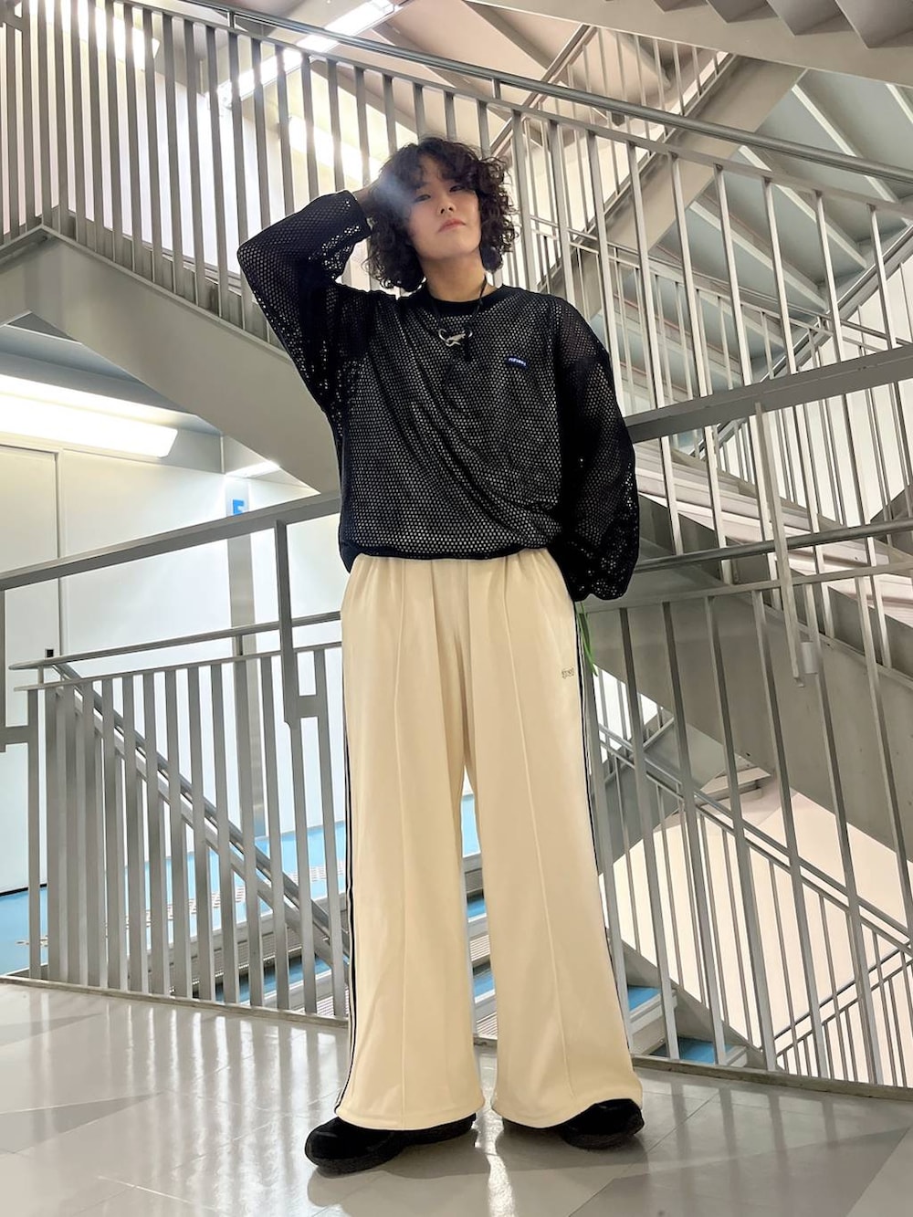 「ユニセックス、カジュアル、オーバーサイズ、デート/ロマンティック、低身長、女子ウケ、ラフ、ゆったり、モテ、ベーシック/シンプル、きれいめ、RAGEBLUE」｜「PERSON'Sの【PERSON’S/パーソンズ】メッシュ/ブランドロゴルーズクルーネックロンT（Tシャツ/カットソー、ブラック系）」を使った、もりさん（メンズ・159cm）の春コーディネートの3枚目の写真