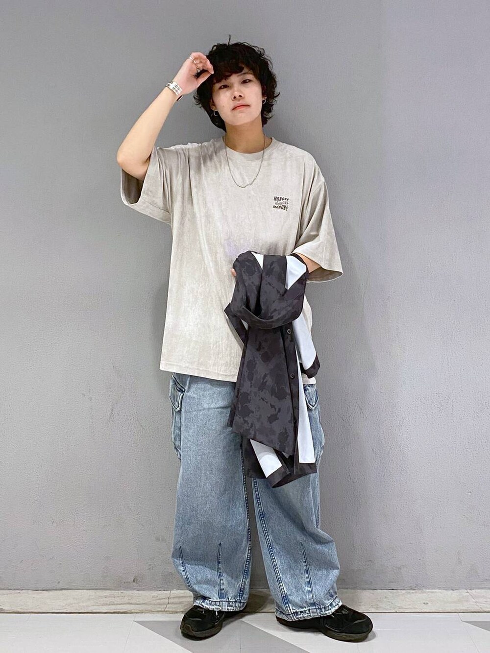 ブルー系のデニムパンツ、ブラック系のシャツ/ブラウス、グレー系のTシャツ/カットソーを着用したメンズの夏コーディネートの5枚目の写真